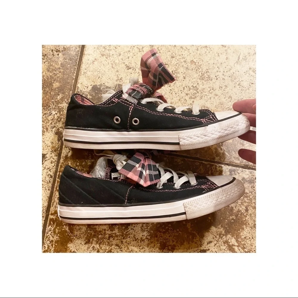 Converse with bow